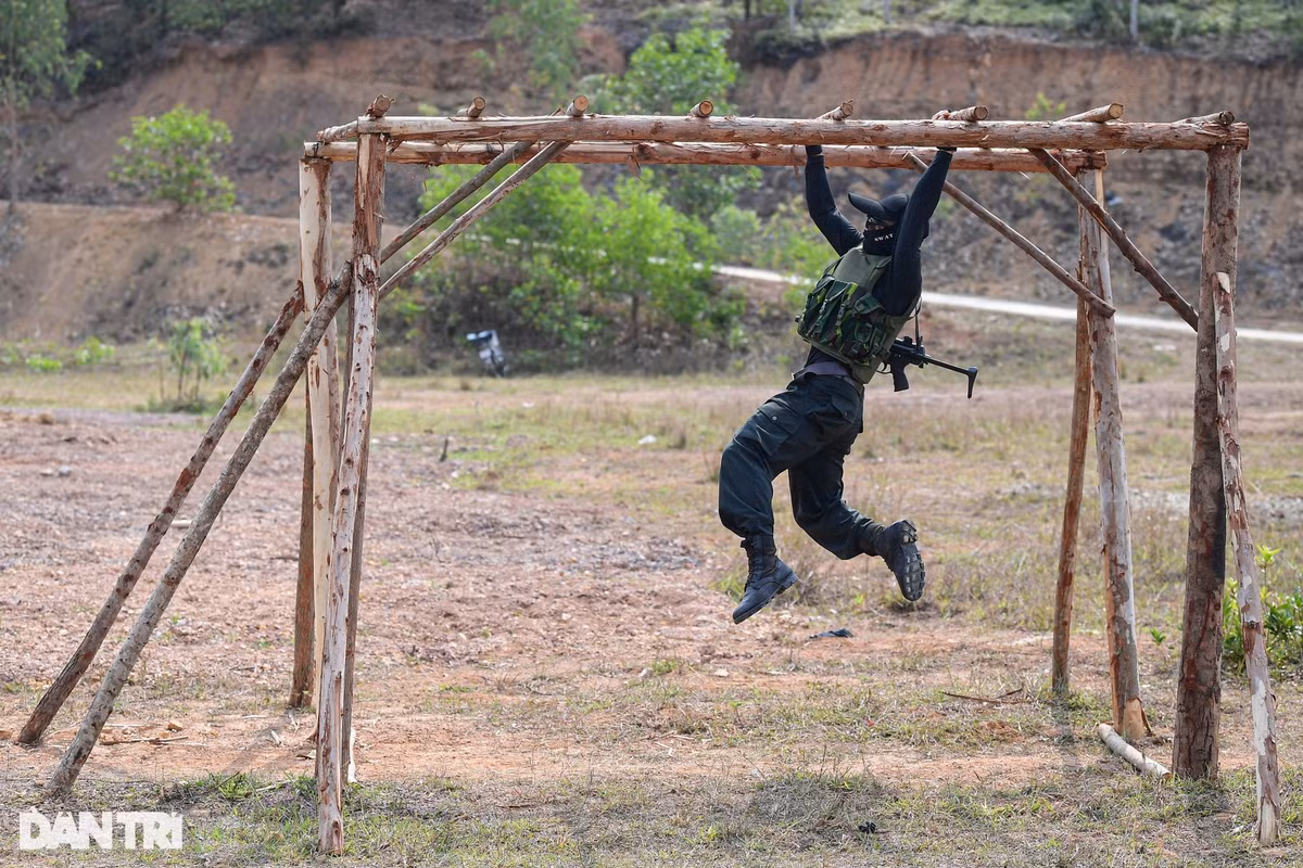Một tình huống giả định nữa đặt ra là nhóm khủng bố đang cố thủ và khống chế con tin trong một ngôi nhà. Lực lượng đánh bắt phải vượt qua các vật cản, nhà cao tầng để tiếp cận mục tiêu, đánh bắt tội phạm và giải cứu con tin.