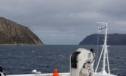 Các hòn đảo Big Diomede và Little Diomede thuộc quần đảo Diomede, nằm trong eo biển Bering, giữa Alaska (Mỹ) và Siberia (Nga). Xét về địa lý, chúng cách nhau khoảng 3,8km nhưng lại được đánh dấu biên giới quốc tế giữa hai nước Nga và Mỹ. Do vậy, chúng có sự cách biệt khá lớn về múi giờ. Little Diomede thuộc biên giới của Mỹ, trong khi đó Big Diomede lại do Nga cai quản. Ảnh: Tripandtravelblog