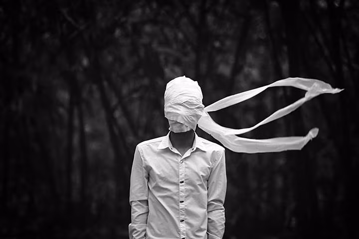 "Nói về nghệ thuật chân dung siêu thực thì ở Việt Nam có rất ít người đam mê vì tính đa dạng của nó. Người ta hay làm tác phẩm theo cảm nghĩ hay những ý tưởng, concept hiện lên bất chợt trong đầu", Hoàng cho biết.