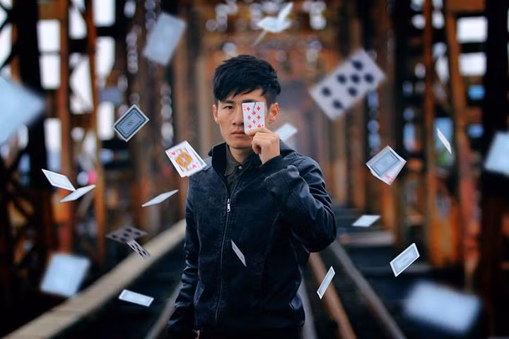 Những người yêu nghệ thuật nhiếp ảnh ở Việt Nam đã từng biết đến nhiều nhiếp ảnh gia nước ngoài theo phong cách siêu thực, nhưng ở nước ta số lượng người đi theo phong cách này là không nhiều. Hoàng Yuen còn rất trẻ nhưng những tác phẩm siêu thực của anh vẫn chứa đầy sức lôi cuốn.