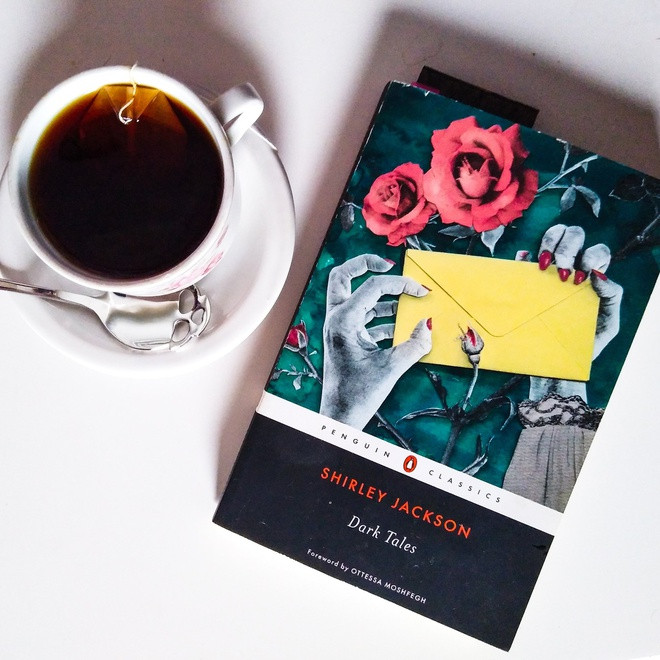 br/> Dark Tales là tác phẩm của Shirley Jackson - bậc thầy về những chi tiết kỳ lạ. Trong Dark Tales, người ta không phân rõ được thực hư. Khó để khẳng định rằng các nhân vật tưởng tượng ra những điều khủng khiếp vì họ đang sợ hãi hay chính bản thân họ trở nên sợ hãi vì dần nhận ra những điều khủng khiếp. Dù thế nào đi nữa, cảm giác khó chịu đó khiến cho mạch truyện phát triển dữ dội, các nhân vật cũng trở nên quyết liệt hơn trong mỗi hành động. Ảnh: Frightlikeagirl.