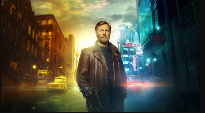 br/> The City &amp; the City (China Miéville) là câu chuyện trinh thám đặc biệt ở hai thành phố trong cùng một không gian địa lý - Besźel và Ul Quoma. Họ có luật pháp, ngôn ngữ, tín ngưỡng và truyền thống khác nhau. Công dân của họ cũng học cách cẩn thận duy trì ranh giới giữa hai thành phố. Một thám tử tài năng bất ngờ phát hiện ra những điểm kỳ lại giữa Besźel và Ul Quoma khi đang điều tra một vụ giết người nguy hiểm. Liệu những manh mối tìm được có giúp anh ấy phá án? Hay xa hơn là tìm được bí ẩn thực sự tại nơi đây? Ảnh: Den of Geek.