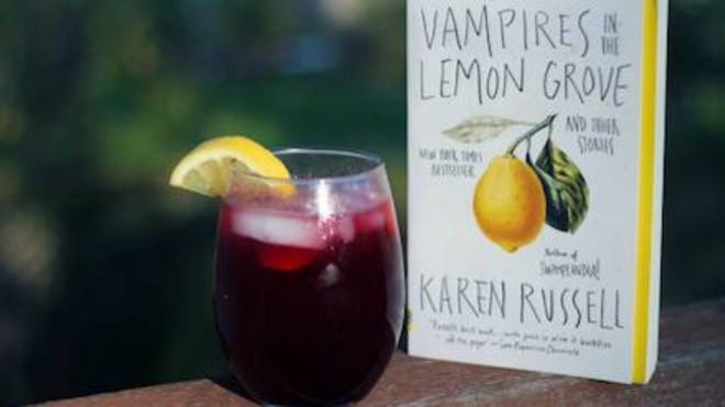 br/> Vampires in the Lemon Grove của Karen Russell là tập hợp của những chi tiết kỳ lạ đến vô lý. Ma cà rồng cố gắng hóa giải cơn khát máu của mình bằng… nước chanh. Một công nhân trong nhà máy bất ngờ bị biến thành… con tằm. Một tổng thống đã chết lại đang “định cư” trong xác một con ngựa. Và điều kỳ lạ nhất nằm ở tài năng của Russell khi cô có thể liên kết mọi sự kỳ lạ ấy với nhau một cách rất mượt mà. Dưới bàn tay của tác giả, các nhân vật có cơ hội trải nghiệm sâu sắc chính mình, mỗi cảm xúc đều được đẩy lên cao hơn. Ảnh: Book Riot.
