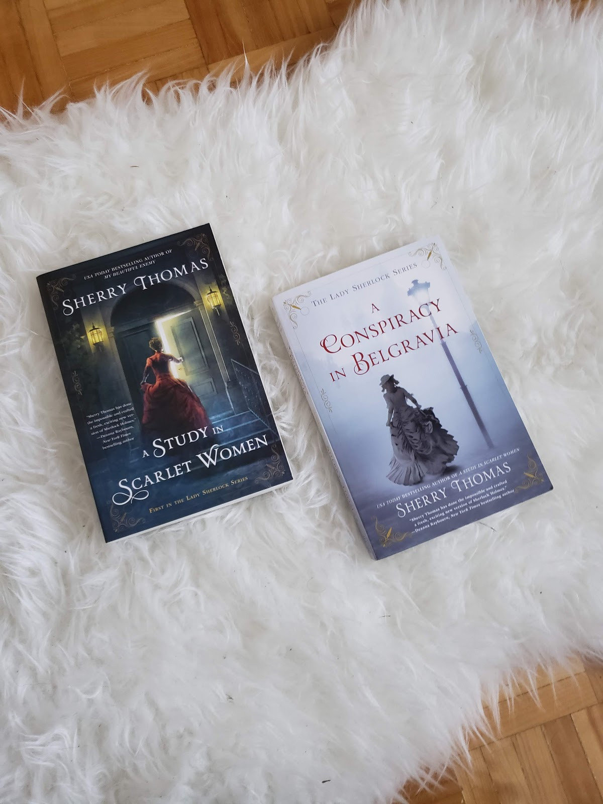 A Study In Scarlet Women (tác giả Sherry Thomas) là câu chuyện lãng mạn nhưng đầy gay cấn của Charlotte Holmes. Khi cha và chị gái bỗng nhiên trở thành nghi phạm của một vụ trọng án, Charlotte đã sử dụng trí thông minh thiên bẩm của mình để tìm ra sự thật. Tuy nhiên, con đường ấy không hề bằng phẳng cả về tội ác thực sự phía sau lẫn những rung cảm sâu bên trong con người Charlotte. Ảnh: Pamela Read.