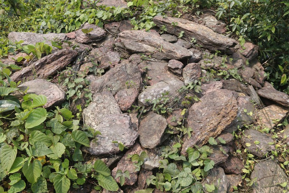 br/> Phía Đông Bắc là dãy Hoành Sơn, đỉnh có độ cao trên 1000m so với mực nước biển, trước lũy về phía Tây Nam là thung lũng có độ dốc kéo dài theo triền núi đèo Bụt từ Đông sang Tây.