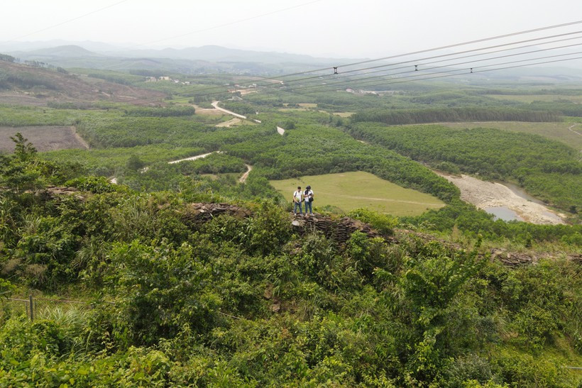 Lũy đá cổ nằm chắn ngang con đường "thượng đạo" đã có từ lâu đời và sau này là đường 22, trục đường giao thông huyết mạch của nhân dân vùng núi phía Tây huyện Kỳ Anh (Hà Tĩnh) và huyện Tuyên Hóa (Quảng Bình).