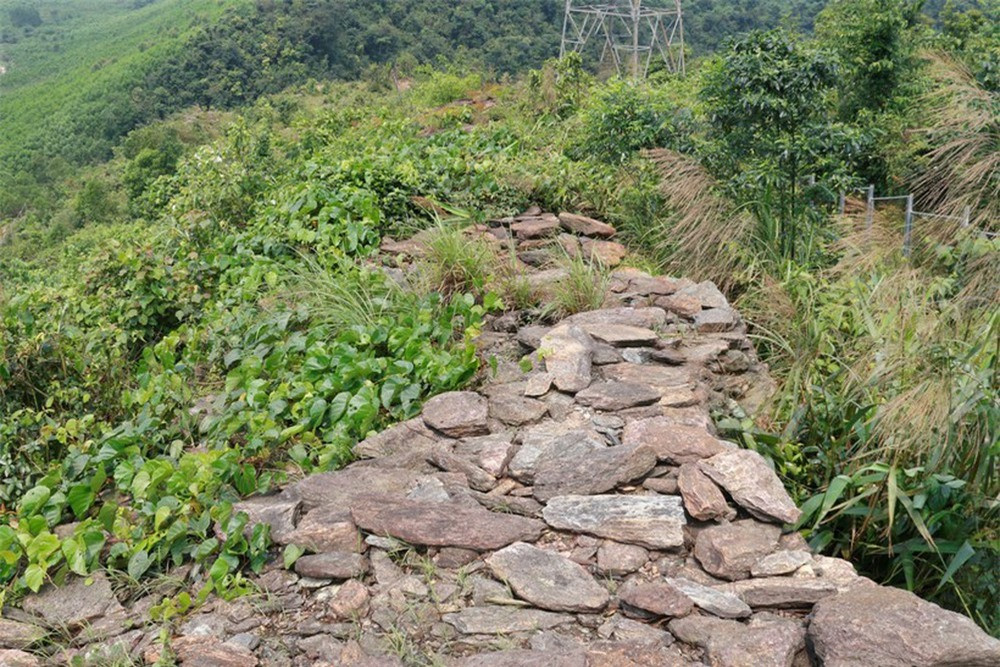 br/> Về mặt kỹ thuật xây dựng thành lũy, người xưa đã tận dụng tuyệt đối lợi thế của tự nhiên, đó là địa hình hiểm trở núi non của dãy Hoành Sơn với độ dốc thẳng đứng về phía Nam để xây lũy.