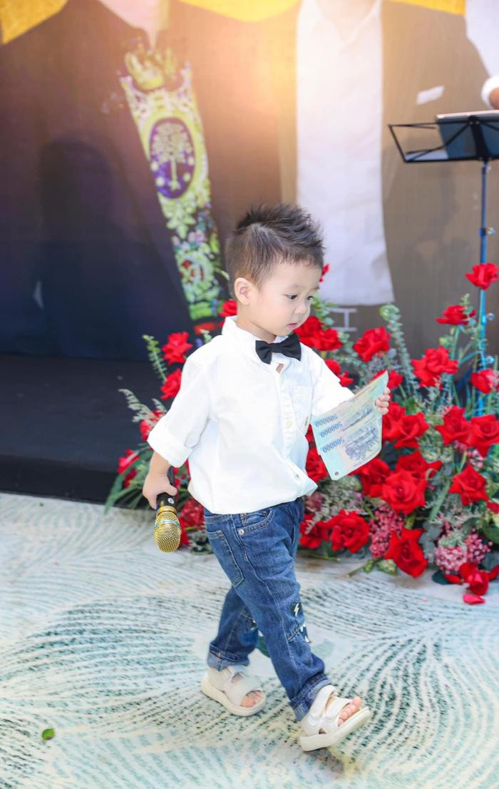 Con trai Bằng Kiều đi hát cùng bố khi 2 tuổi, nhận cát xê 'khủng' - Hình 5 Con trai Bang Kieu di hat cung bo khi 2 tuoi, nhan cat xe 'khung'-Hinh-5