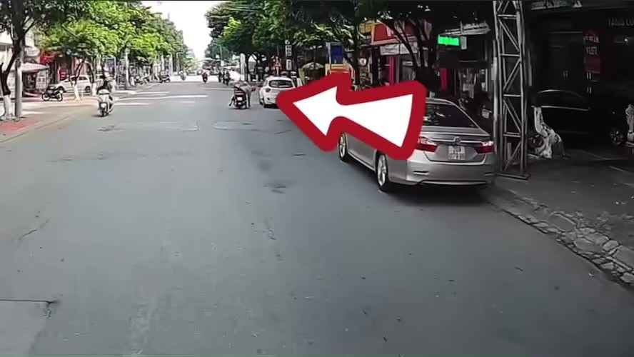 Video: Nhặt được điện thoại, người phụ nữ có hành động bất ngờ Video: Nhat duoc dien thoai, nguoi phu nu co hanh dong bat ngo