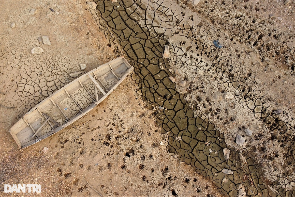 Hình ảnh hồ có sức chứa hơn 300 triệu m3 nước cạn trơ đáy - 6