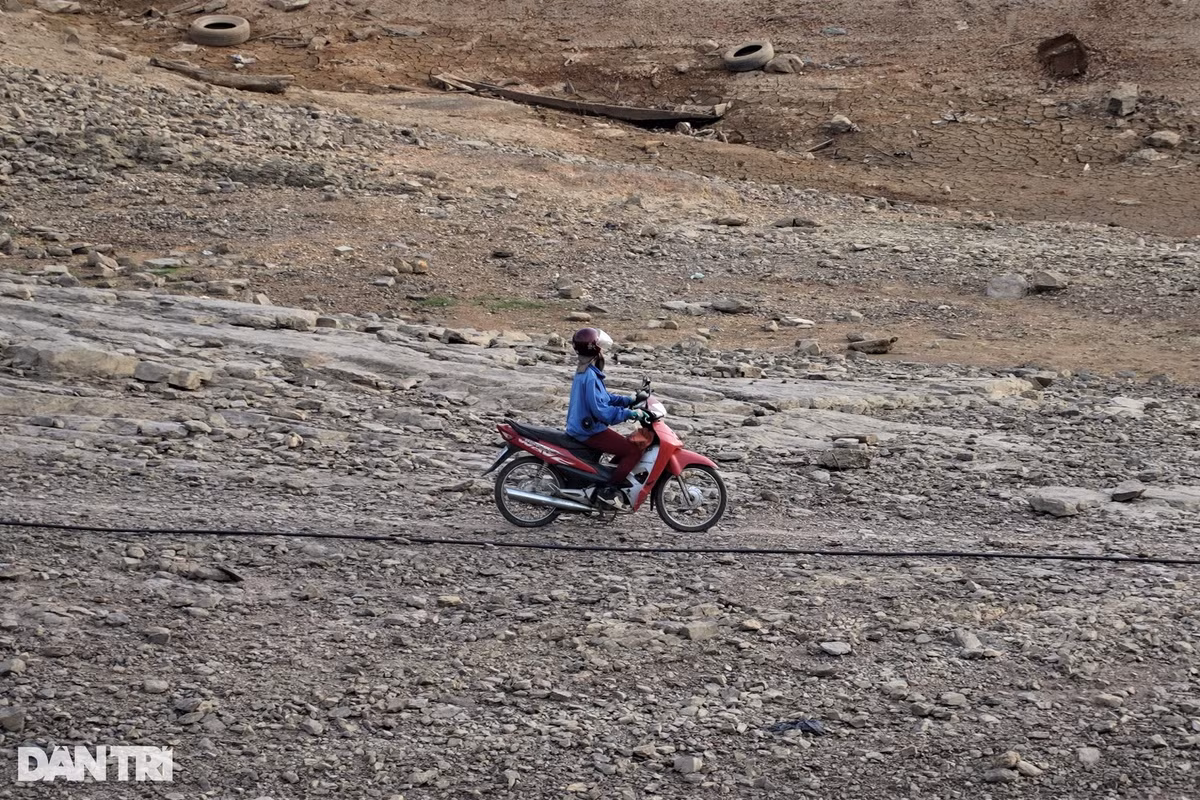 Hình ảnh hồ có sức chứa hơn 300 triệu m3 nước cạn trơ đáy - 9