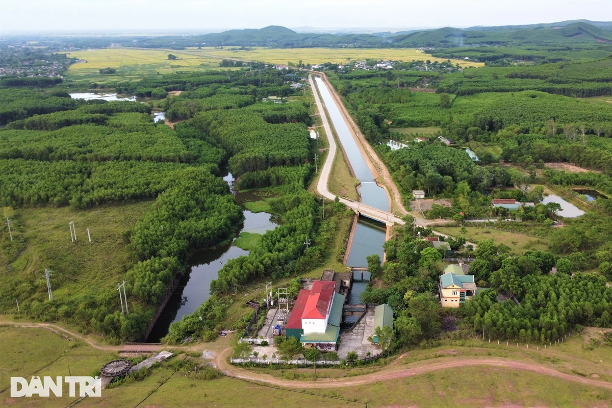 Hình ảnh hồ có sức chứa hơn 300 triệu m3 nước cạn trơ đáy - 12