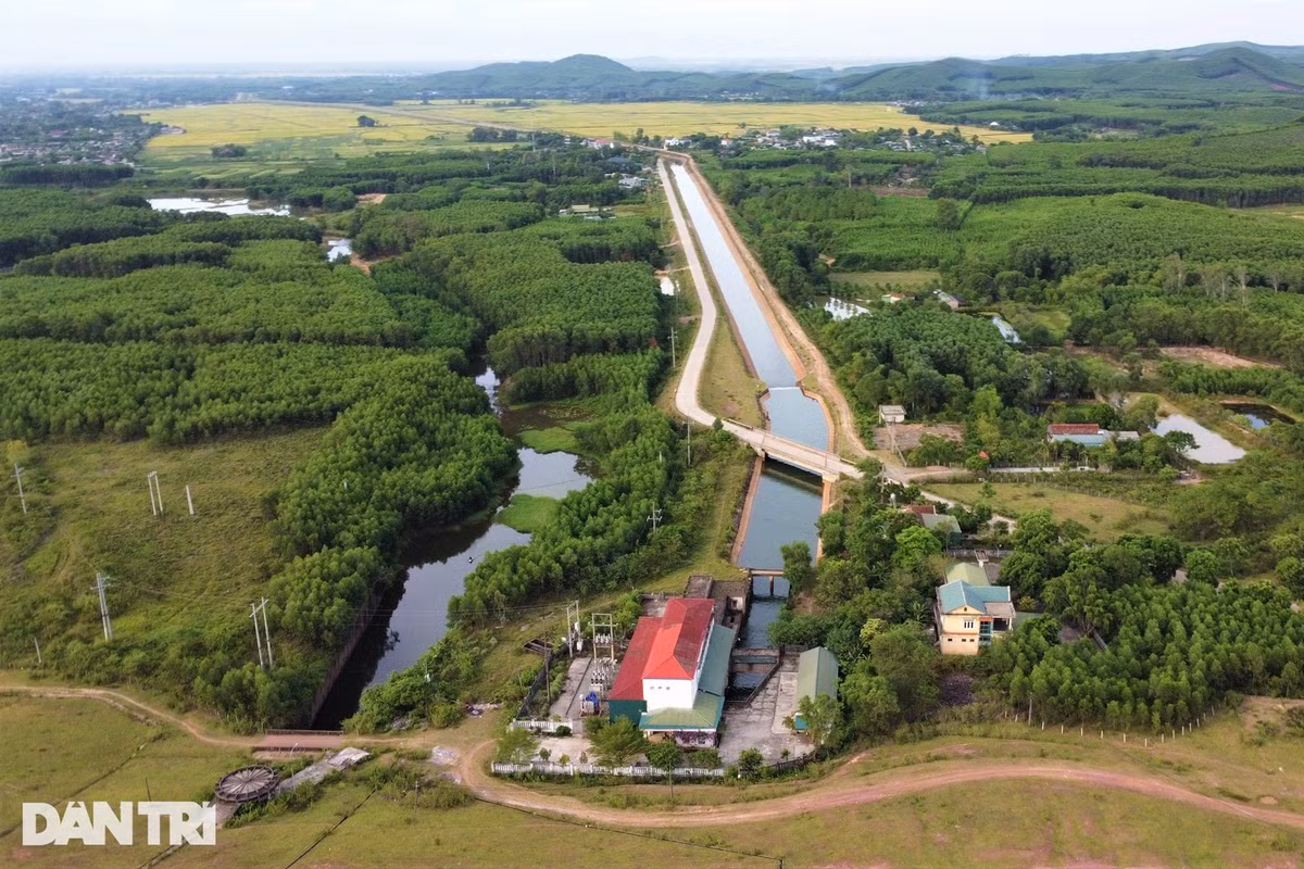 Hình ảnh hồ có sức chứa hơn 300 triệu m3 nước cạn trơ đáy - 12