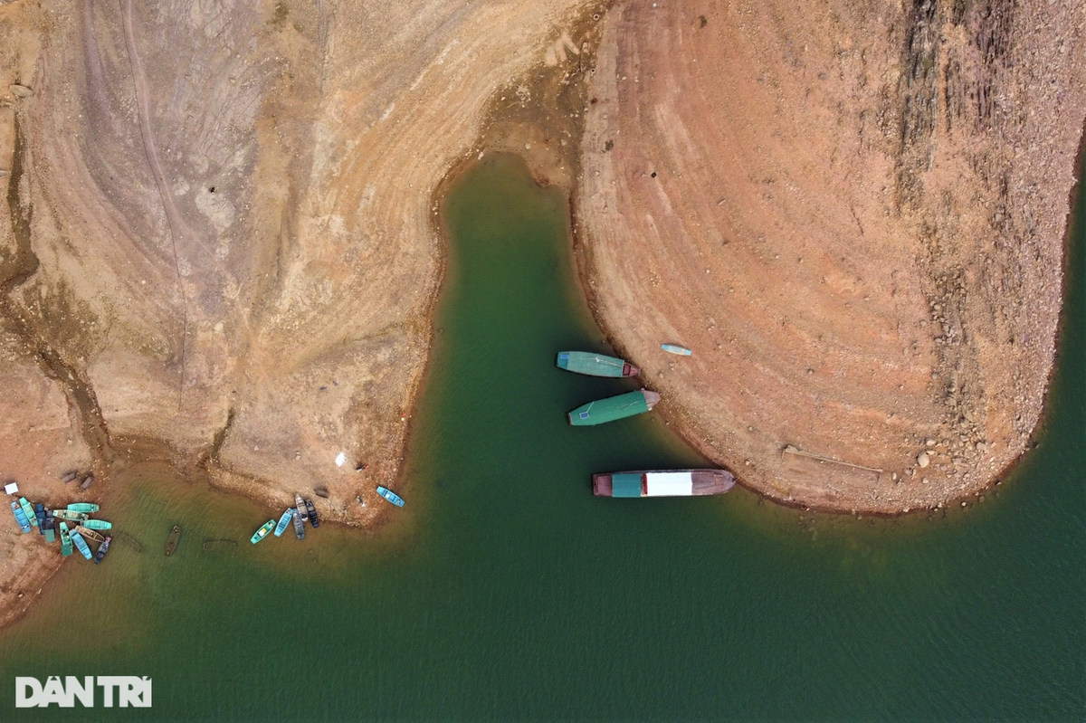 Hình ảnh hồ có sức chứa hơn 300 triệu m3 nước cạn trơ đáy - 3