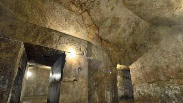 Khi tới nơi, các chuyên gia khảo cổ tiến hành cuộc khai quật. Theo hình dáng ngôi mộ gạch, họ xác định công trình này có từ thời nhà Minh (1403 - 1424), tồn tại hơn 600 năm.