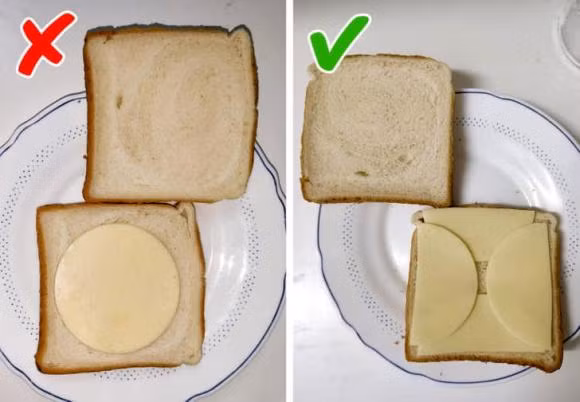 Cắt phô mai hoặc giăm bông làm đôi để vừa với bánh sandwich.