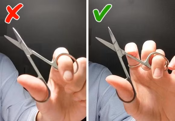 Bạn có thể cải thiện thói quen của mình để làm cho các hoạt động hàng ngày trở nên hiệu quả hơn. Học những bí quyết dưới đây để thấy có những thói quen mình làm sai bấy lâu nay và sửa sai thói quen kịp thời. Đặt ngón tay cái và ngón đeo nhẫn của bạn vào giữa các vòng của kéo để giúp bàn tay của bạn ổn định và mạnh mẽ hơn.