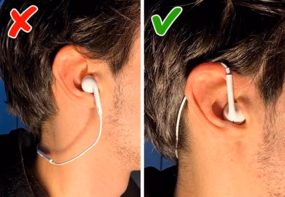 Phải đeo ngược tai nghe để tránh bị tuột ra ngoài.