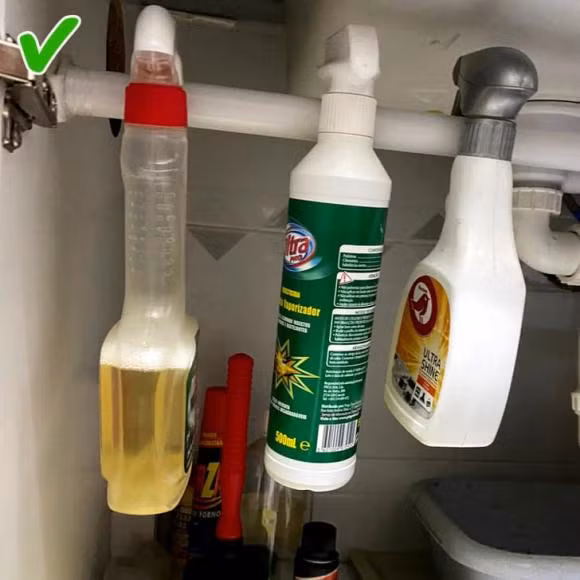 Treo bình xịt lên thanh treo quần áo để có thêm không gian cho căn bếp.