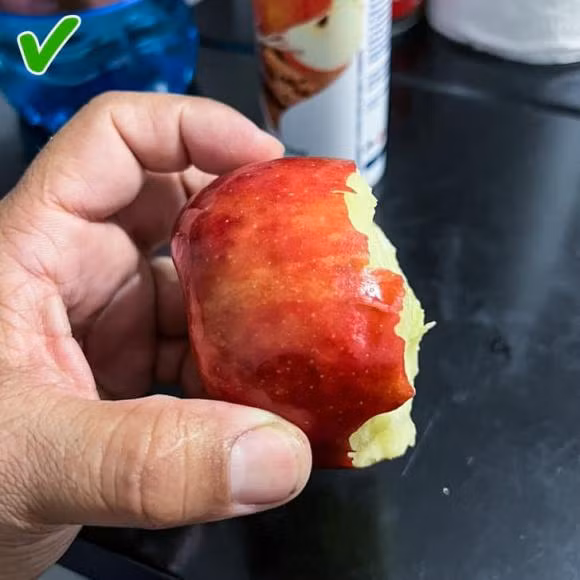 Bằng cách ăn từ dưới lên, phần lõi hòa quyện với phần còn lại của quả táo và không có gì là lãng phí.