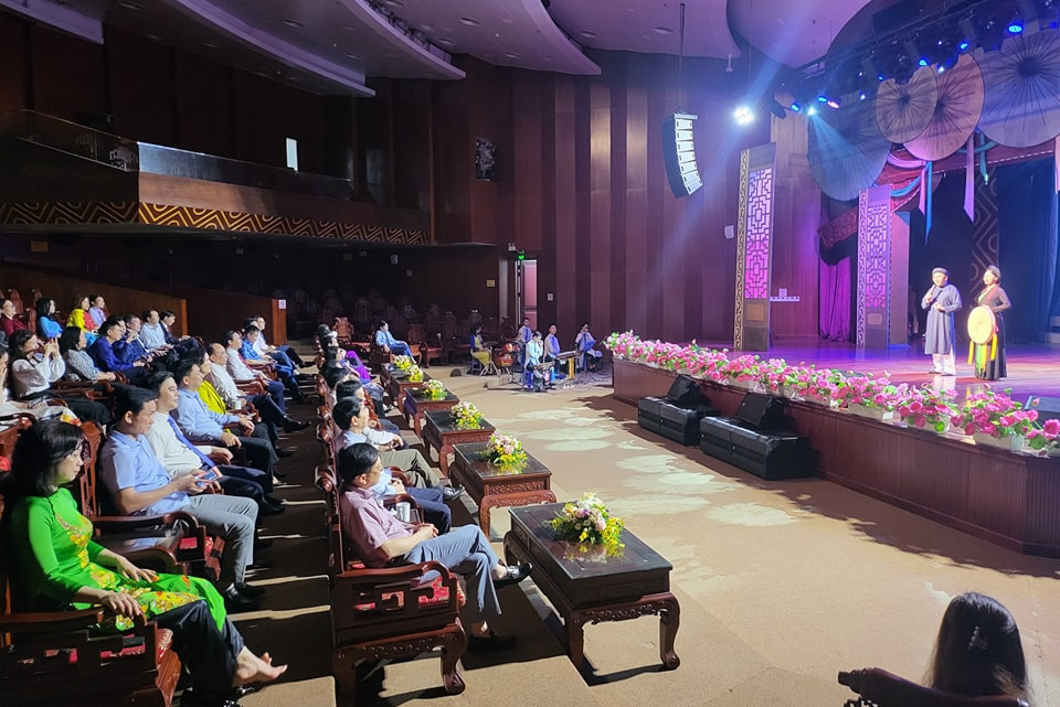 Giam doc Nha hat dan ca Quan ho Bac Ninh len tieng ve hang ghe gay tranh cai