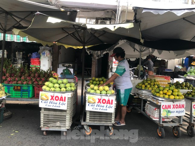 Tiểu thương treo biển, báo giá bán công khai để khách dễ chọn mua