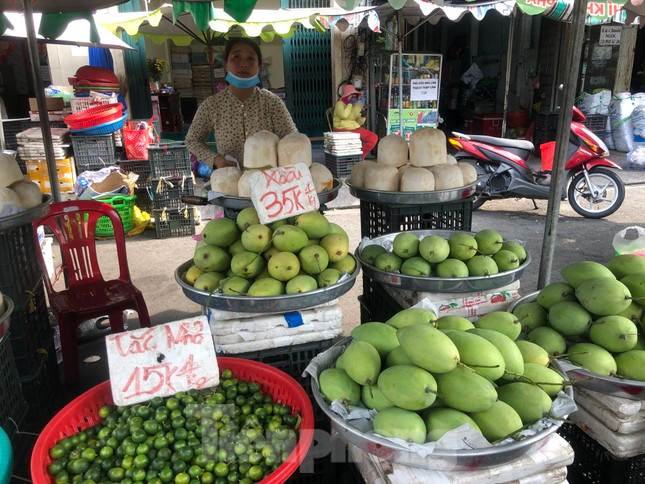 Ông Nguyễn Đình Tùng - Phó Chủ tịch Hiệp hội rau củ quả Việt Nam - cho biết, xoài cát Hòa Lộc là loại trái cây đặc sản, không chỉ trong nước mà nước ngoài cũng xếp vào hàng cao cấp. “Xoài cát Hòa Lộc vỏ mỏng, bảo quản được từ 7 - 10 ngày, xuất khẩu chỉ vận chuyển bằng đường hàng không với chi phí lên đến 6 USD/kg. Thời gian bán hàng chỉ từ 1 - 2 ngày và giá bán ở siêu thị nước ngoài là 11 - 12 USD/kg nên kén khách, sản lượng bán không được nhiều” - ông Tùng nhìn nhận.
