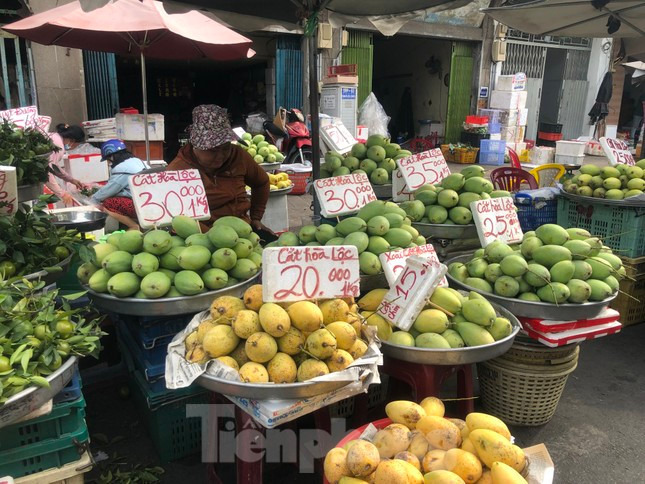 Mua 5 kg xoài để gia đình ăn giải nhiệt nắng nóng, bà Thu Hương (ngụ TPHCM) cho biết: "Năm nay, giá xoài rẻ bất ngờ. Xoài cát Hòa Lộc loại ngon chỉ 25.000 - 30.000 đồng/kg. Trong siêu thị, xoài có tem nhãn giá bán chỉ 40.000 đồng/kg... Tranh thủ mùa xoài rẻ, tôi mua về làm sinh tố, xoài sấy, bánh tráng xoài để ăn dần".