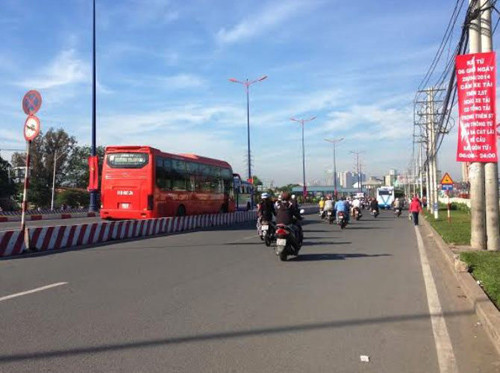 Theo nhiều tài xế thì việc cấm xe tải từ ngã 3 Cát Lái qua cầu Sài Gòn trên XLHN quá bất ngờ, không thông báo sớm, khiến họ bị động...