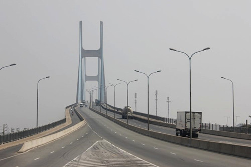 Việc cấm xe tải nặng qua cầu Sài Gòn xuyên tâm vào thành phố từ sáng đến tận khuya khiến phương tiện đổ dồn lưu thông qua cầu Phú Mỹ.