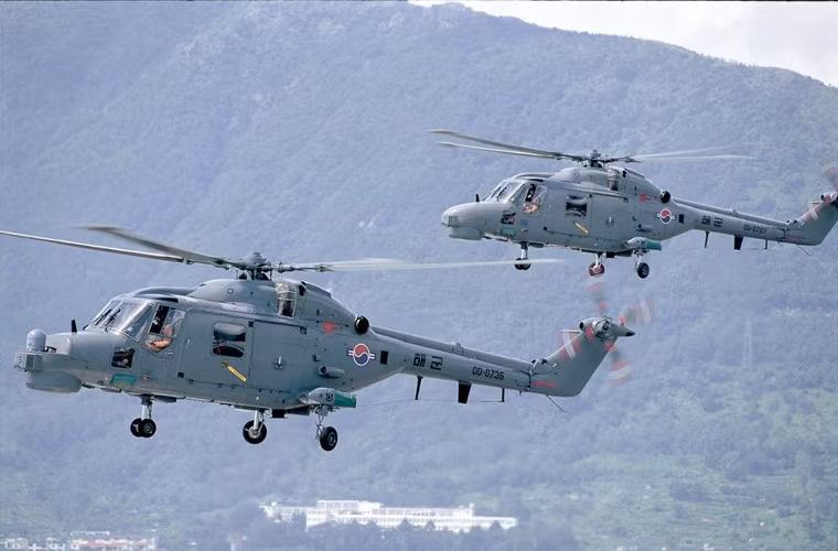 Ở đuôi tàu có nhà chứa và sân đáp phục vụ cho 2 trực thăng săn ngầm Super Lynx có thể mang theo các thiết bị trinh sát mặt nước và 2 ngư lôi hoặc 2 bom chìm hoặc 2 tên lửa diệt hạm tầm ngắn.