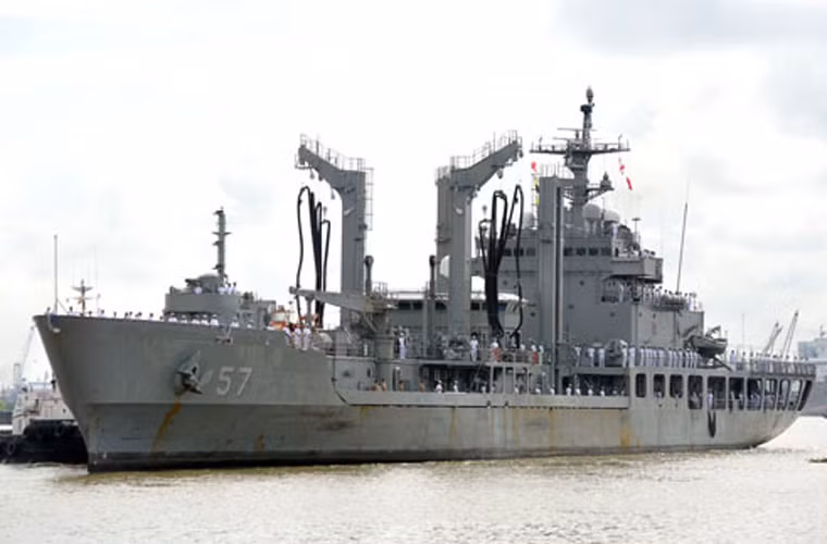 Cùng đi với tàu Choi Young là tàu tiếp tế chiến đấu tốc độ nhanh ROKS Cheon Ji có lượng giãn nước lên tới 9.113 tấn, dài 134m, rộng 18m, độ mớn nước 8,5m. Ảnh: QĐND