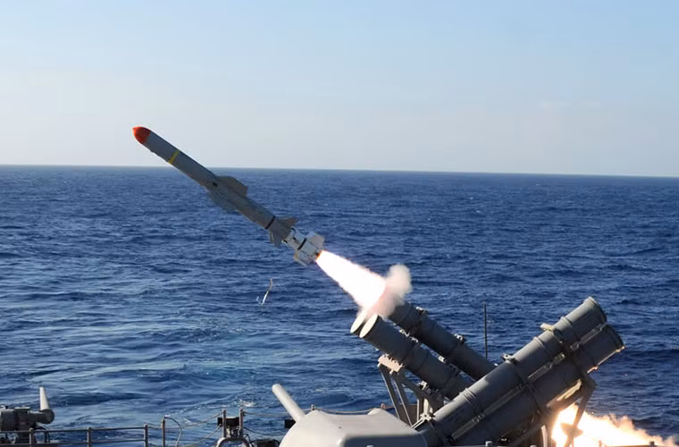 Vũ khí diệt hạm chủ lực là 8 tên lửa chống tàu tốc độ bay cận âm RGM-84 Harpoon có tầm bắn hơn 130km.