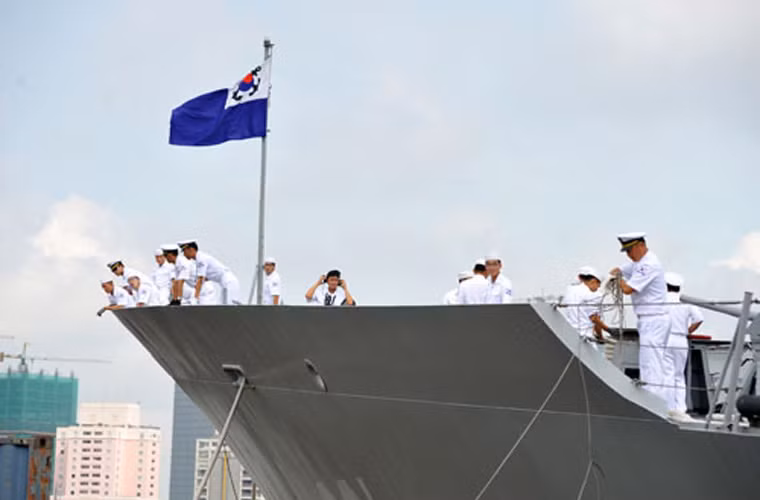 Trong thời gian ở thăm TP HCM, các sĩ quan chỉ huy và thủy thủ tàu sẽ đến đặt vòng hoa tại tượng đài Chủ tịch Hồ Chí Minh, chào xã giao lãnh đạo UBND TP Hồ Chí Minh, Bộ Tư lệnh Quân khu 7, Vùng 2 Hải quân và tham quan một số địa danh, thắng cảnh của Thành phố. Trong chuyến thăm, thủy thủ hai tàu sẽ thi đấu giao hữu bóng chuyền với học viên Trường Trung cấp Kỹ thuật Hải quân, thăm làng trẻ em SOS. Ngoài ra, ban nhạc của tàu sẽ biểu diễn tại Trường Quốc tế Hàn Quốc và Trung tâm Thương mại Lotte. Ảnh: QĐND