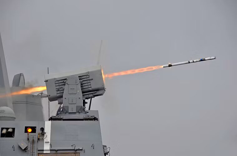 Một hệ thống phòng không điểm RIM-116 RAM (một bệ với 21 ống phóng) có thể hạ mục tiêu tên lửa hành trình, máy bay ở cự ly 9km.