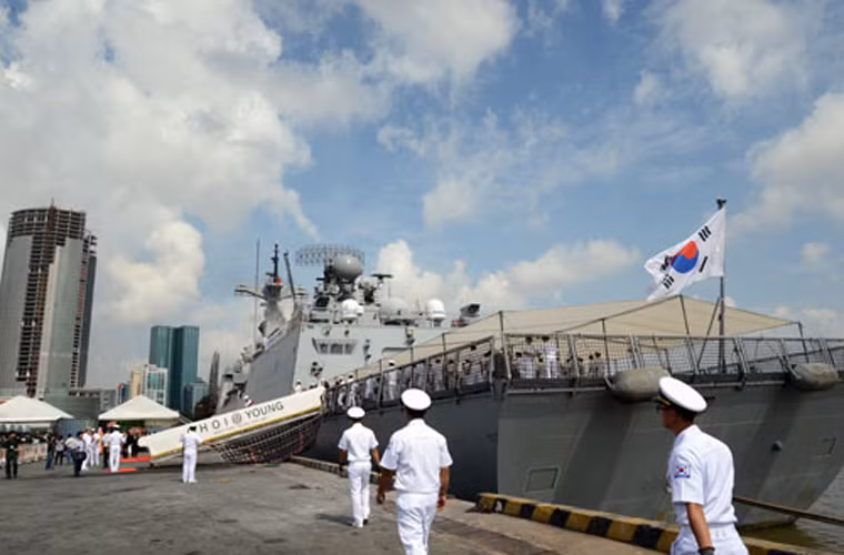 Trong ảnh, tàu khu trục tên lửa ROKS Choi Young tại cảng TP HCM. Điều đặc biệt là trên tàu này hiện có 1 học viên Việt Nam đang học tập và tham gia chương trình huấn luyện hải quân trên tàu. Chuẩn Đô đốc Jungsoo Chun mong muốn sẽ có thêm nhiều học viên Việt Nam học tập và huấn luyện tại Hàn Quốc trong thời gian tới. Ảnh: QĐND