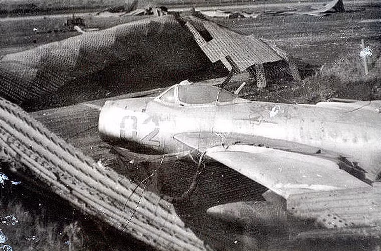 Chiếc tiêm kích MiG-17 nằm giữa đống đổ nát.