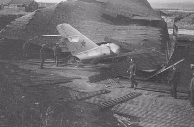 Đa phần các máy bay ở căn cứ này sau trận sóng thần đã bị phá hủy hoàn toàn.