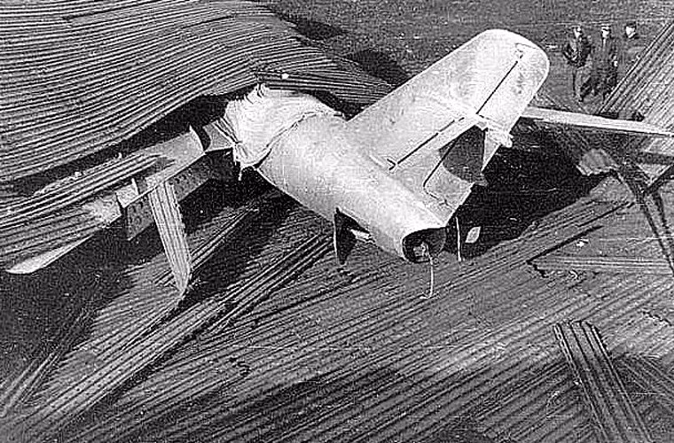 Đuôi một chiếc tiêm kích MiG thò ra bên ngoài, phần còn lại nằm trong mái nhà chứa máy bay.