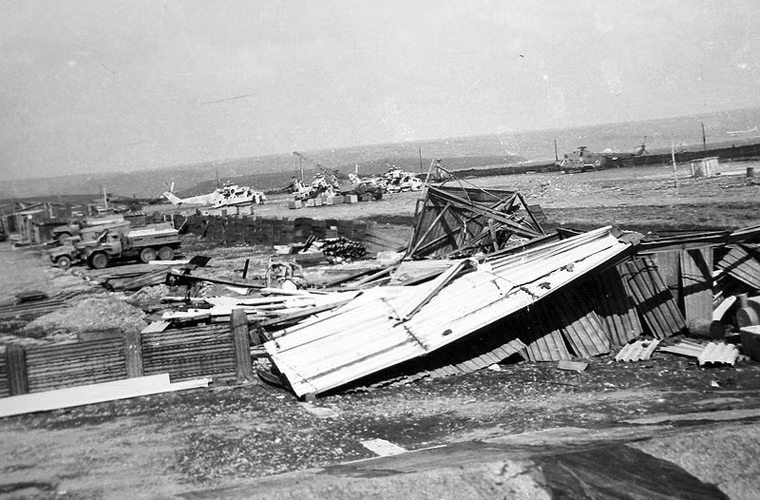 “Mẹ thiên nhiên” đã khiến cho sức mạnh không quân hùng hậu chịu cảnh tàn phá khủng khiếp chưa từng thấy, cả căn cứ nằm trong cảnh đổ nát, đường băng bị hư hại.