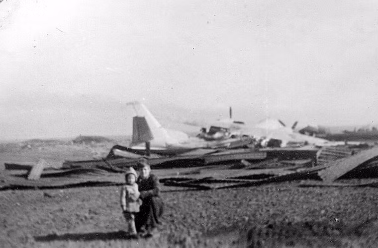 Hai cha con chụp ảnh gần các cỗ máy chiến tranh chỉ còn là đống sắt vụn.