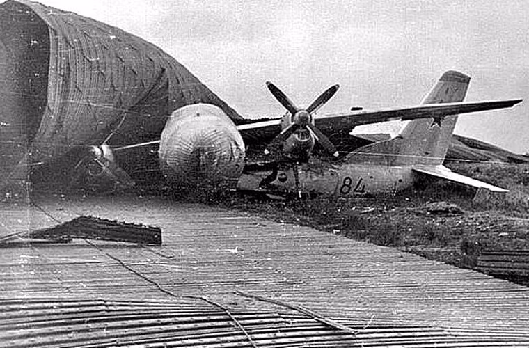 Vòm nhà chứa sập xuống đè lên 2 máy bay vận tải hạng nhẹ An-26.