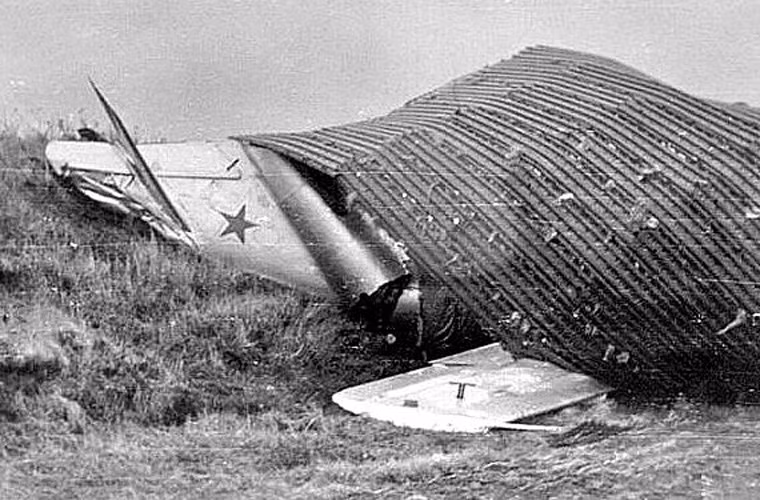 Các nhà chứa máy bay đổ sập xuống đè hỏng các vũ khí chiến tranh hiện đại thời bấy giờ.