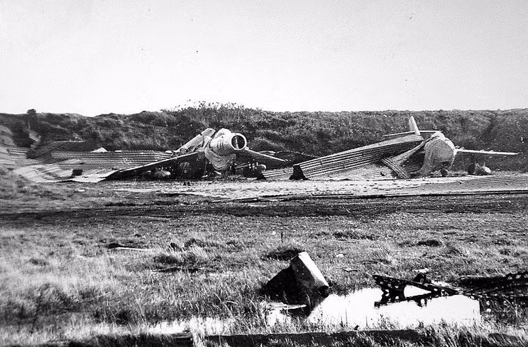 Trang mạng English Russia mới đây đã đăng tải một số hình ảnh về những thiệt hại do sóng thần gây ra với căn cứ không quân Liên Xô nằm bên bờ Thái Bình Dương năm 1979. Các bức ảnh này được chụp bởi phi công thuộc căn cứ này sau khi sự việc xảy ra.