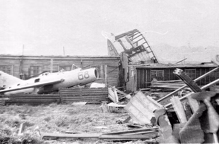 Một góc căn cứ bị hư hại bởi sóng thần, không còn căn nhà nào nguyên vẹn.