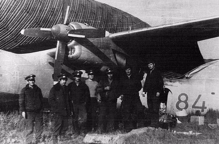 Các phi công – cán bộ kĩ thuật căn cứ Liên Xô đứng cạnh chiếc An-30 bị phá hủy.