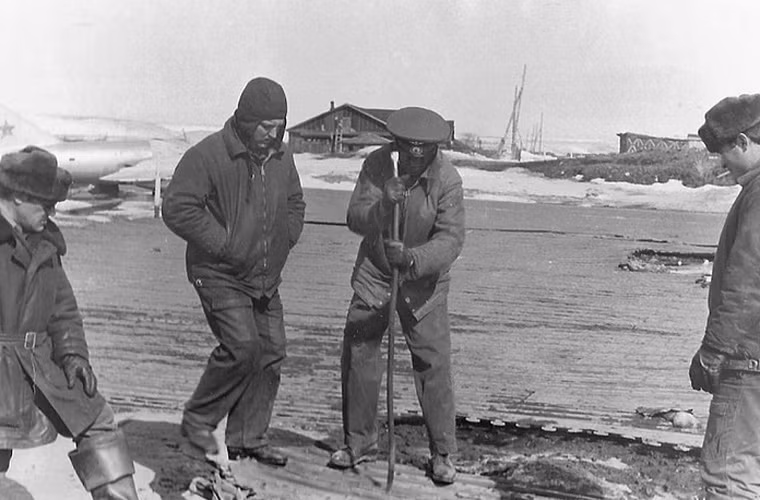 Các quân nhân Liên Xô bắt tay vào công tác khắc phục hậu quả.