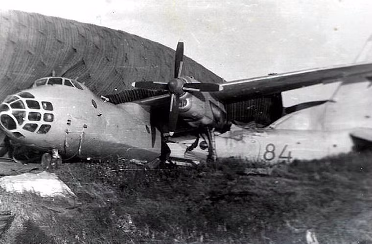 Một phần thân chiếc máy bay vận tải – trinh sát An-30 nằm dưới mái nhà chứa.