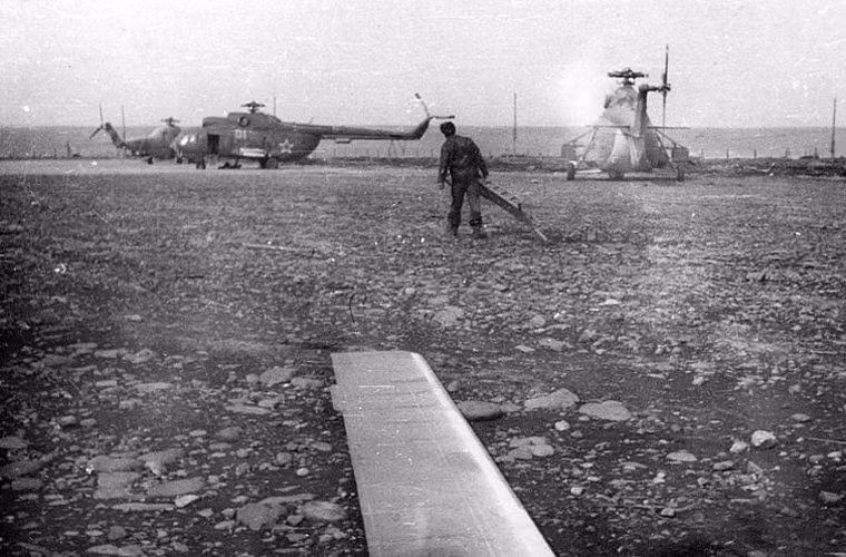 Cánh quạt của máy bay trực thăng Mi-8 cũng bay tứ tán.