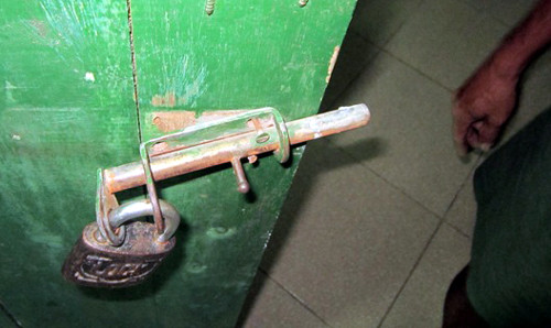 Bung cánh ra ngoài.